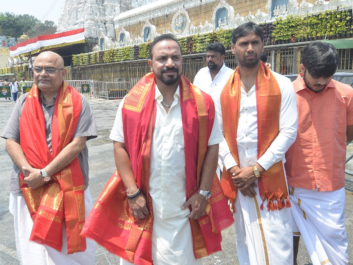 Team India Fielding Coach Dilip visited Tirumala Photos6