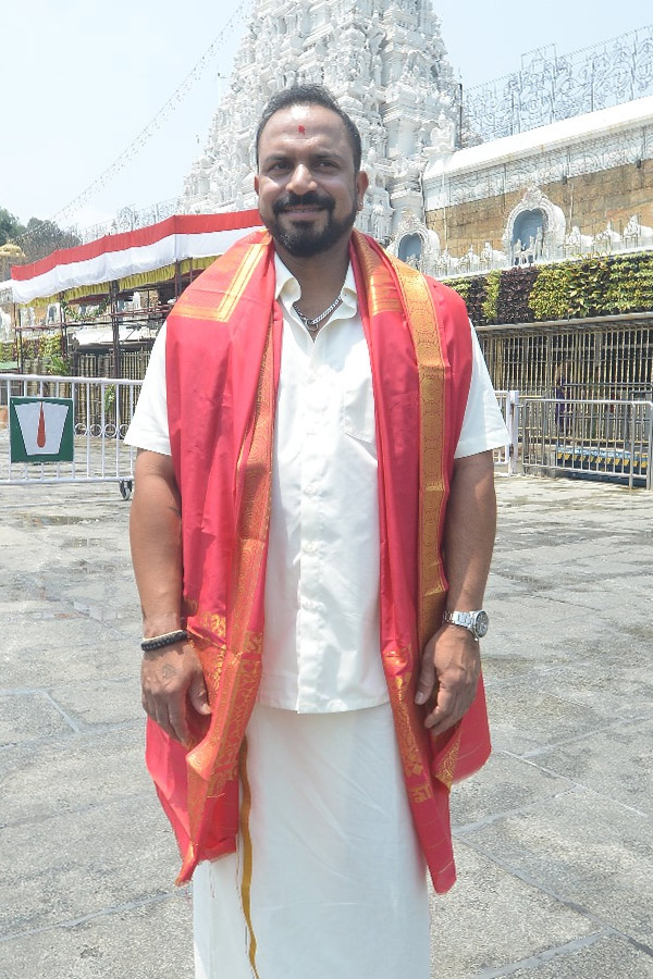 Team India Fielding Coach Dilip visited Tirumala Photos7