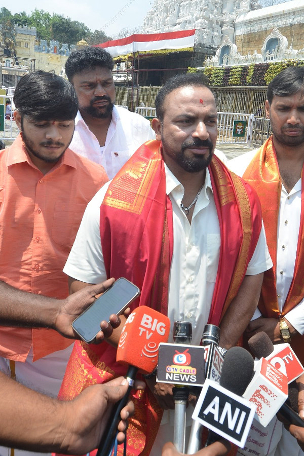 Team India Fielding Coach Dilip visited Tirumala Photos9