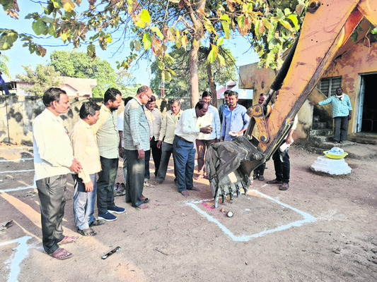 గుంతలకే పరిమితమైన ఇందిరమ్మ మోడల్‌హౌస్‌1