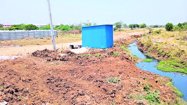 విలువైన ప్రభుత్వ భూములు ఉంటే చాలు టీడీపీ నాయకులు, కార్య1