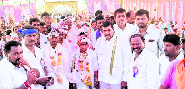 హొళగుందలో సామూహిక వివాహాలు 1