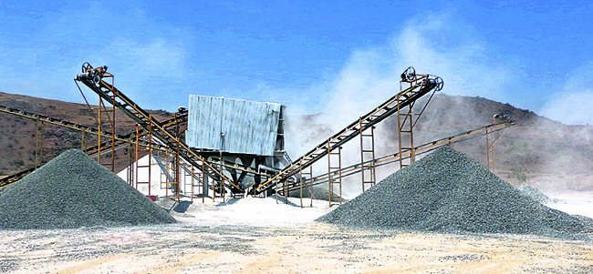 క్రషర్ యూనిట్ నుంచి వెలువడుతున్న పొగ1