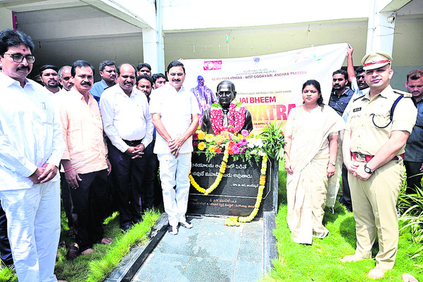 అంబేడ్కర్‌ ఆశయ సాధనకు కృషి చేయాలి 1