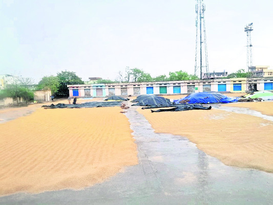 రైతుల కష్టం నీటిపాలు 1