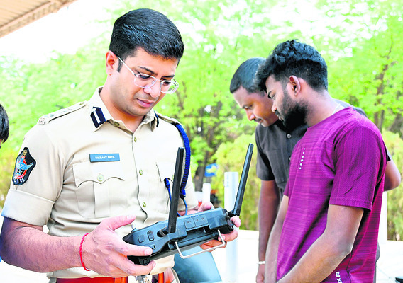 యాక్సిడెంట్‌ చేసి చాకచక్యంగా పారిపోతున్నాం.. నిర్మానుష్1