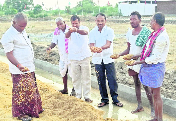 రైతుల కష్టం నీటిపాలు 2