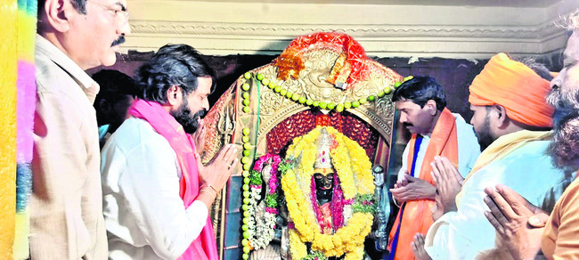 బావాజీని దర్శించుకున్న ప్రముఖులు 1