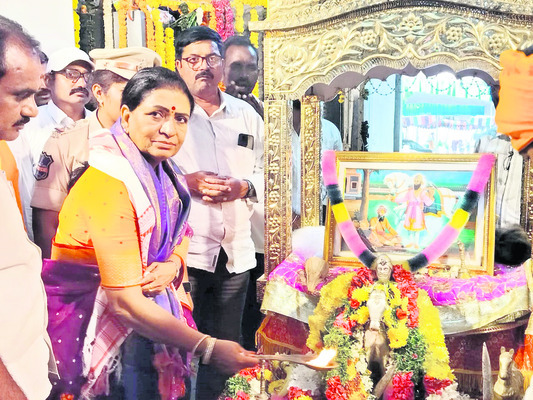 బావాజీని దర్శించుకున్న ప్రముఖులు 2