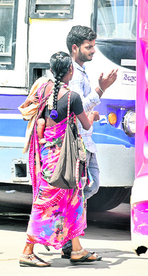 చంటి బిడ్డలకు మత్తు మందు ఇచ్చి మహిళలతో యాచన 1