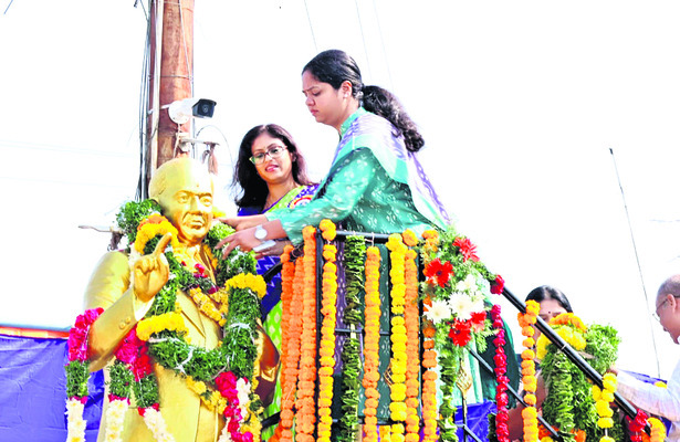 మహనీయుడు అంబేడ్కర్‌  
1