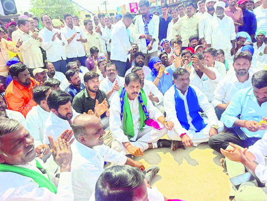 ఫ్లెక్సీ వివాదం.. ఐదు గంటల నిరసన1