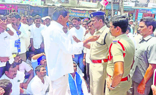 ఫ్లెక్సీ వివాదం.. ఐదు గంటల నిరసన2