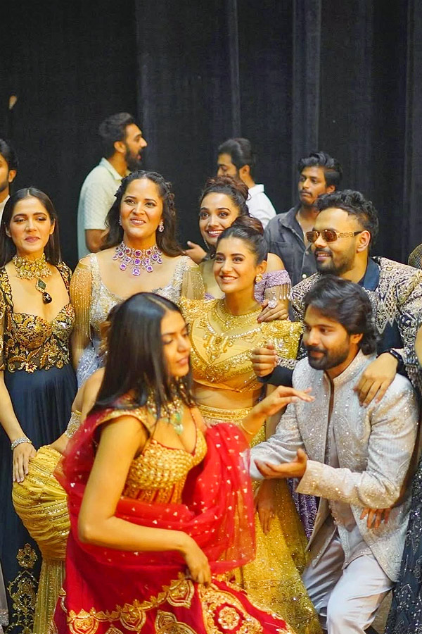 Actress Anasuya Bharadwaj Ramp Walk On Stage At Teach For Change Event In Hyderabad Photos13