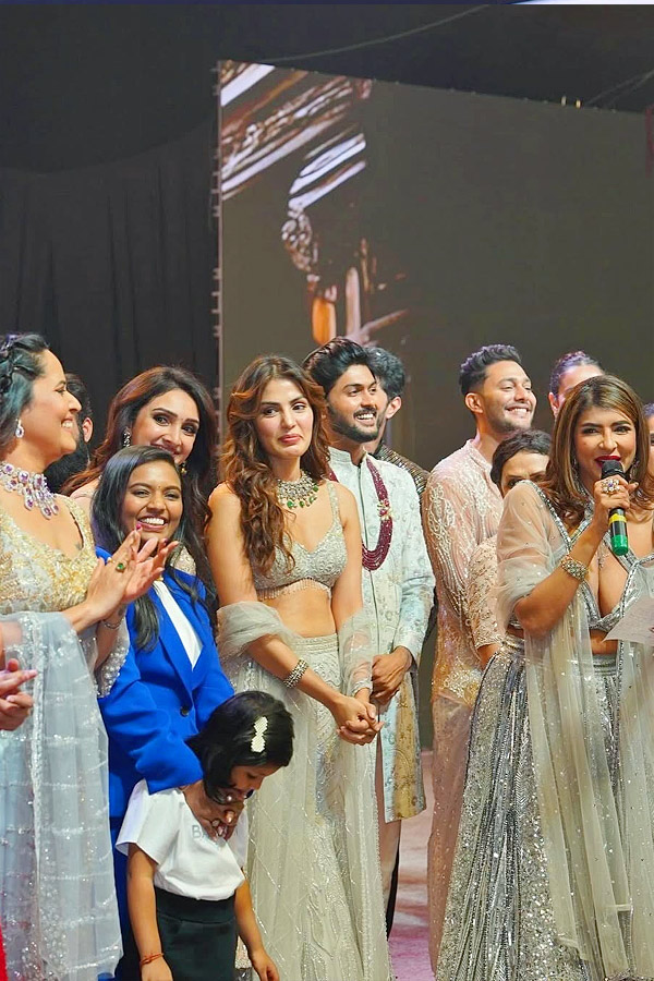 Actress Anasuya Bharadwaj Ramp Walk On Stage At Teach For Change Event In Hyderabad Photos3