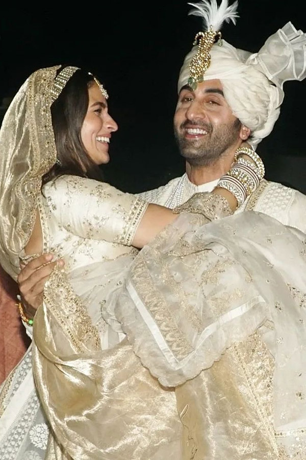 Ranbir Kapoor Heartfelt Admiration For Alia Bhatt On Their 3rd Wedding Anniversary Photos4