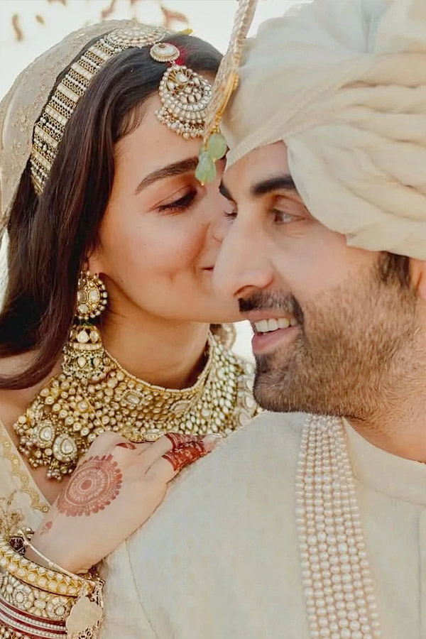 Ranbir Kapoor Heartfelt Admiration For Alia Bhatt On Their 3rd Wedding Anniversary Photos12