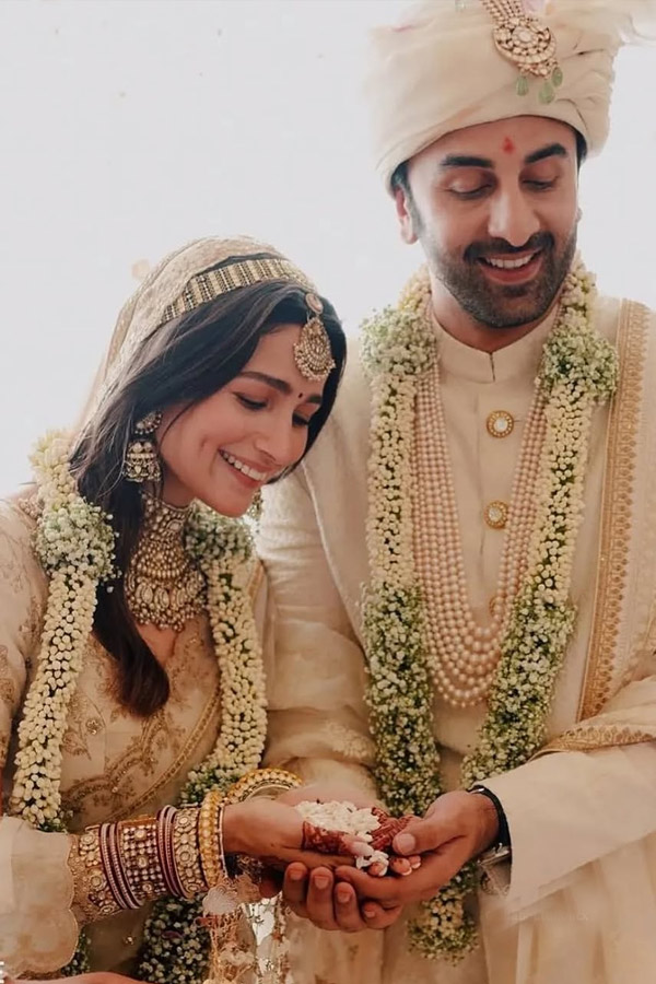 Ranbir Kapoor Heartfelt Admiration For Alia Bhatt On Their 3rd Wedding Anniversary Photos15
