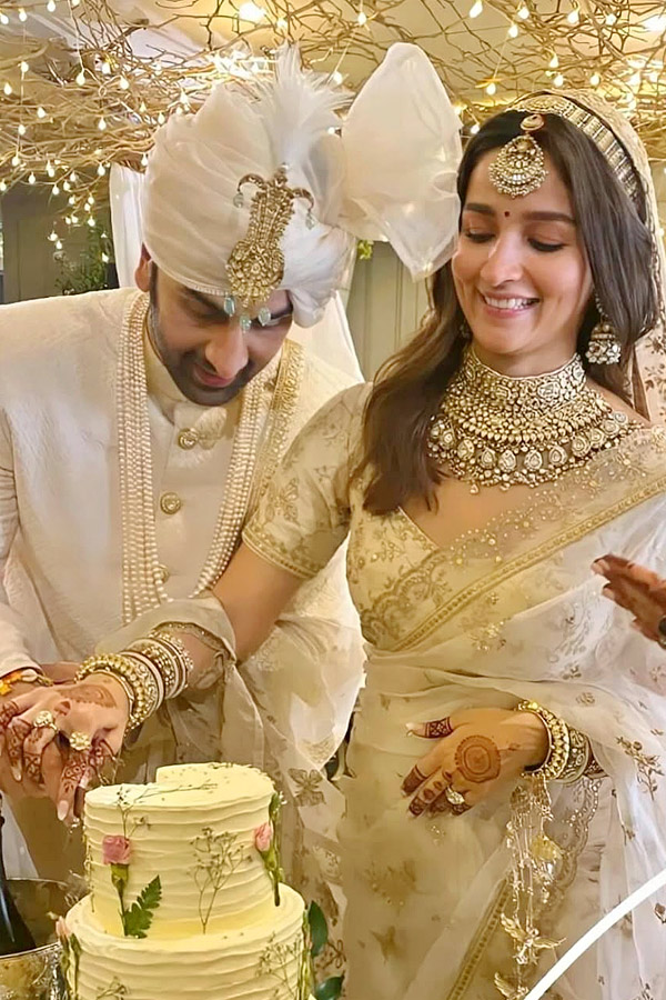 Ranbir Kapoor Heartfelt Admiration For Alia Bhatt On Their 3rd Wedding Anniversary Photos16