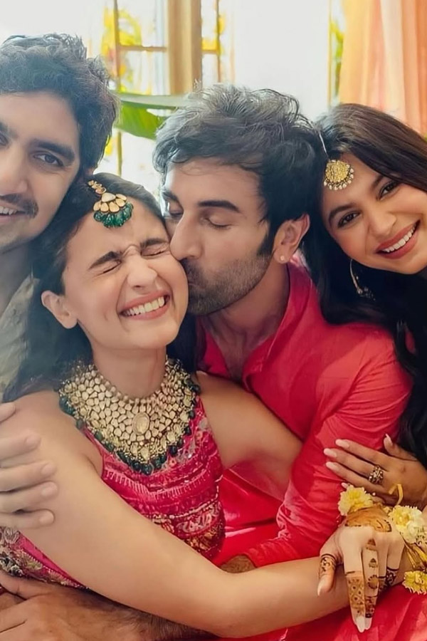 Ranbir Kapoor Heartfelt Admiration For Alia Bhatt On Their 3rd Wedding Anniversary Photos5