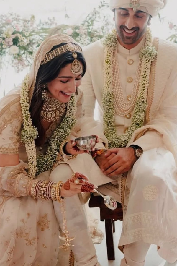 Ranbir Kapoor Heartfelt Admiration For Alia Bhatt On Their 3rd Wedding Anniversary Photos8