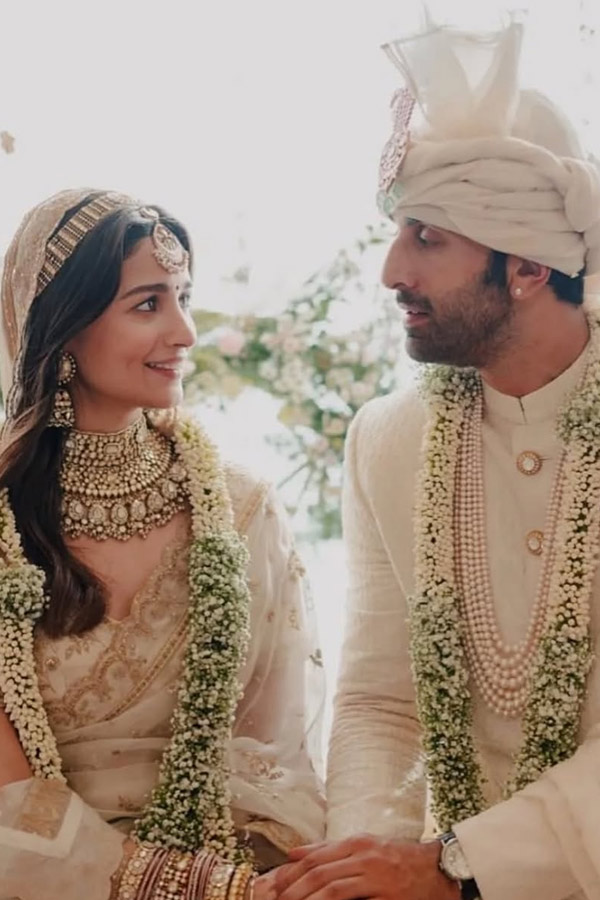 Ranbir Kapoor Heartfelt Admiration For Alia Bhatt On Their 3rd Wedding Anniversary Photos9