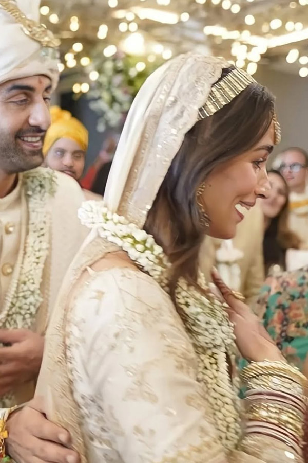 Ranbir Kapoor Heartfelt Admiration For Alia Bhatt On Their 3rd Wedding Anniversary Photos10