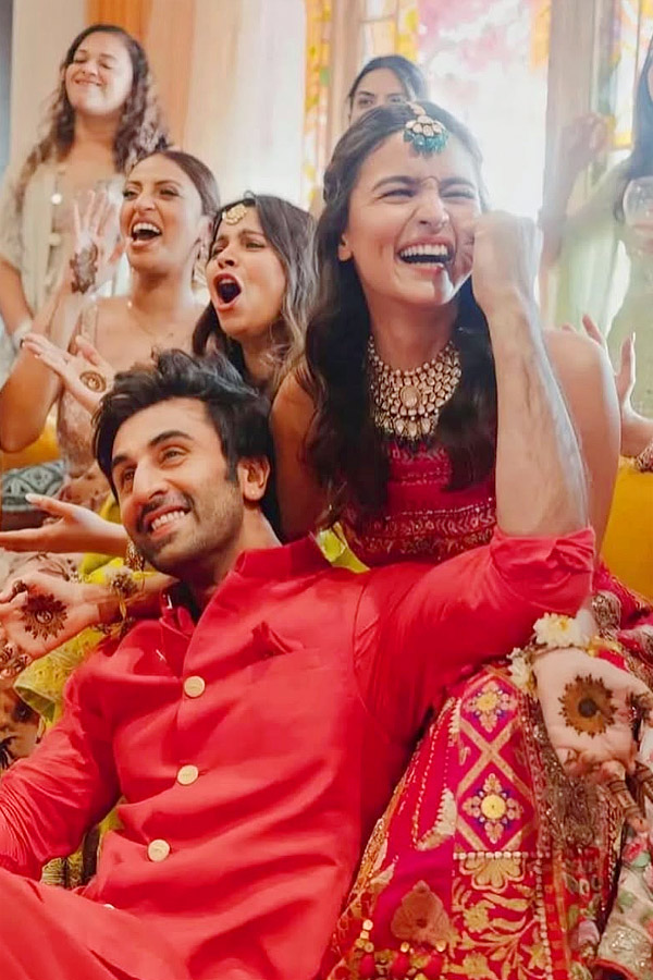 Ranbir Kapoor Heartfelt Admiration For Alia Bhatt On Their 3rd Wedding Anniversary Photos11
