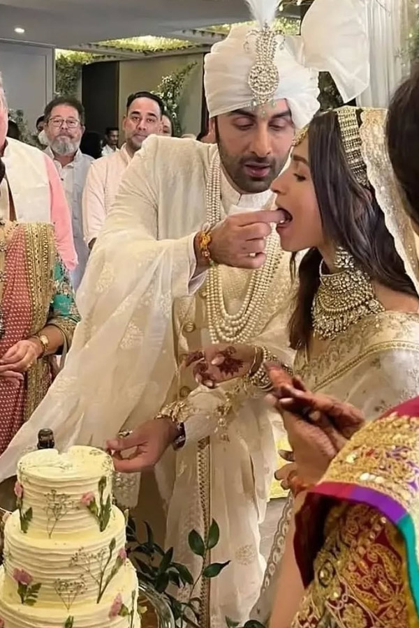 Ranbir Kapoor Heartfelt Admiration For Alia Bhatt On Their 3rd Wedding Anniversary Photos2