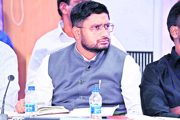 సీఎం సమావేశంలో  కలెక్టర్‌ రిజ్వాన్‌బాషా
2