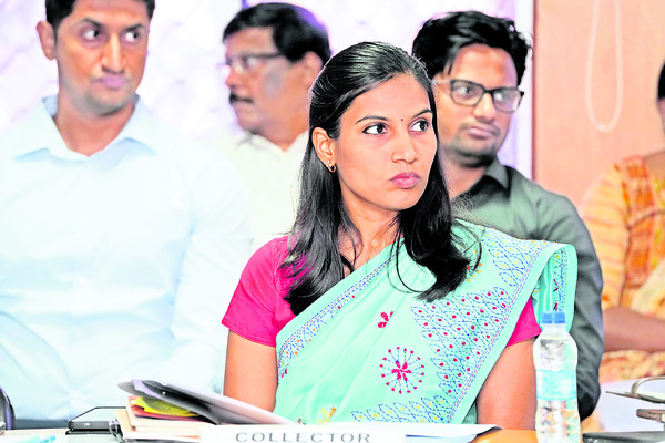 సీఎం సమావేశంలో కలెక్టర్లు  3