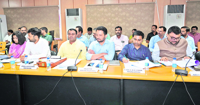 సీఎం సమావేశంలో కలెక్టర్ దివాకర
1