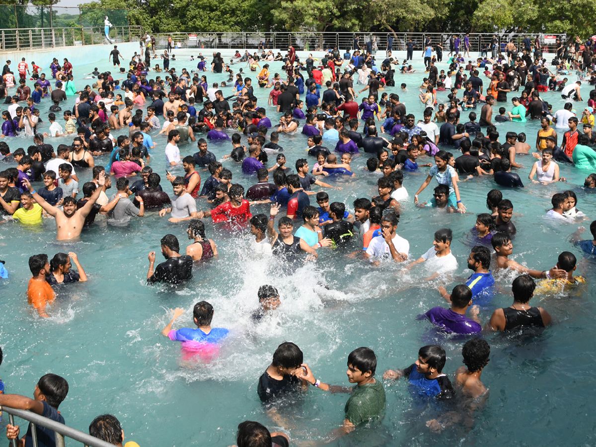summer effect huge crowd jalavihar hyderabad photos1