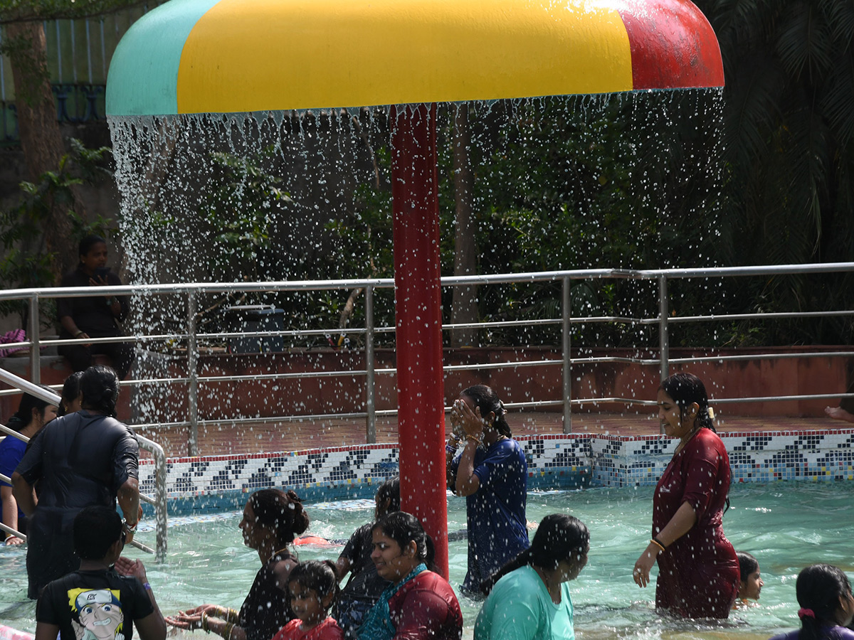 summer effect huge crowd jalavihar hyderabad photos10