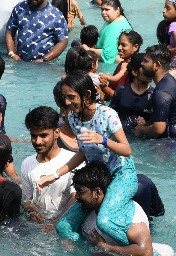 summer effect huge crowd jalavihar hyderabad photos13
