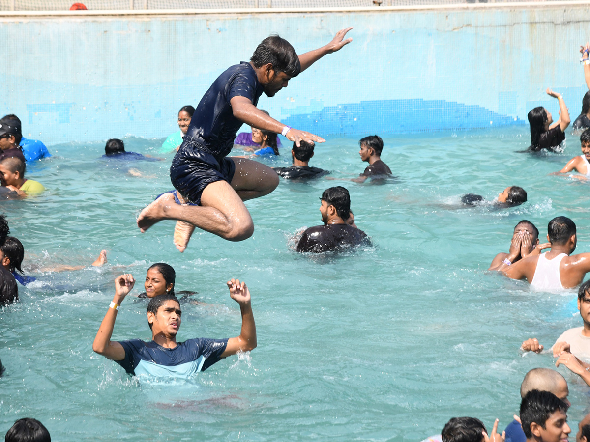 summer effect huge crowd jalavihar hyderabad photos6