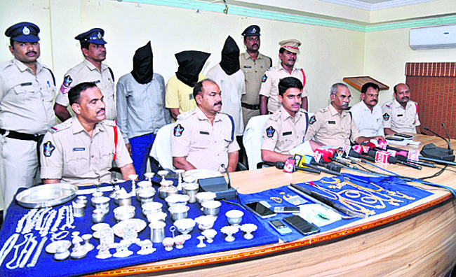 చోరీ చేసి పోతారు..1