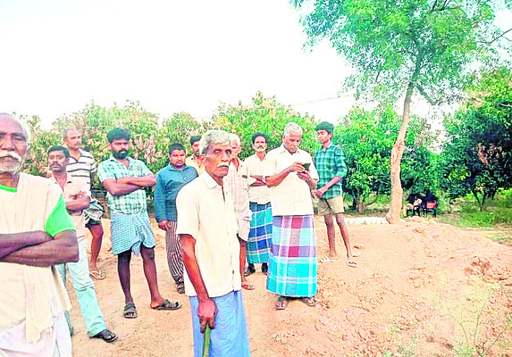 వైఎస్సార్సీపీ వాళ్లా.. మర్యాదగా వెళ్లిపోండి 1