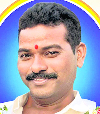 ధాన్యం కుప్ప వద్ద   కుప్పకూలిన రైతు2