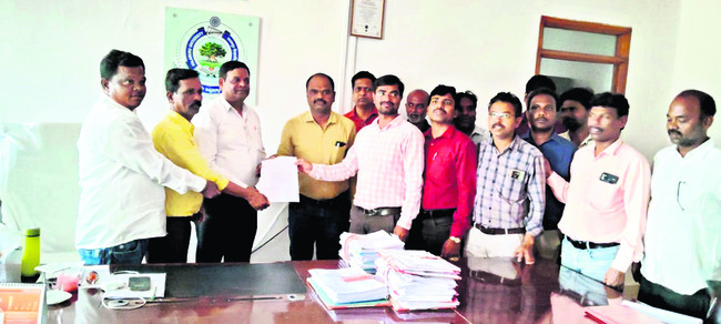 సమ్మె నోటీస్‌ ఇచ్చిన కాంట్రాక్టు అధ్యాపకులు  
2