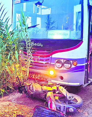 ద్విచక్రవాహన చోదకుడిని ఢీకొన్న బస్సు1