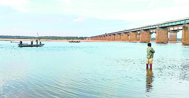 ఈదుకుంటూ మృత్యుఒడికి.. 1