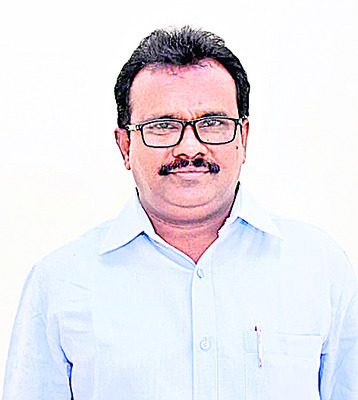 విద్యార్థుల ట్యాబ్లు లాక్కున్న ఇన్చార్జ్ హెచ్ఎం
6