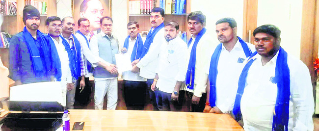 సీఐపై ఎస్సీ, ఎస్టీ కమిషన్‌ చైర్మన్‌కు ఫిర్యాదు1