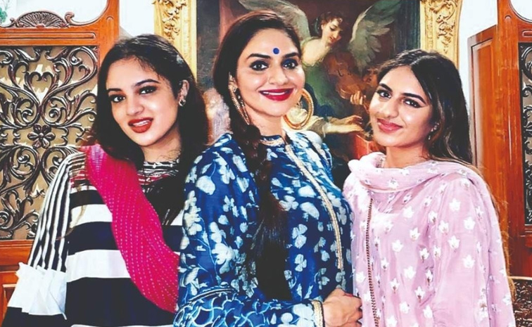 Have You Seen Roja Movie Actress Madhubala Daughters Photos2