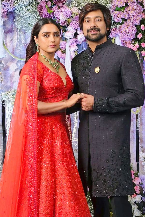 Hero Varun Sandesh vintage look with wife Vithika Sheru Photos4