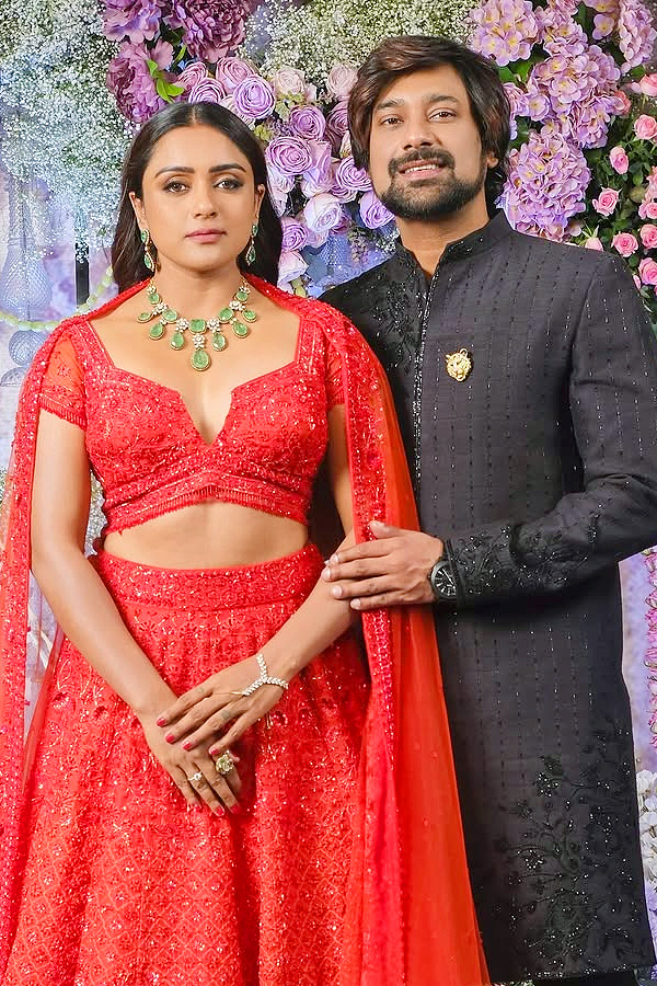 Hero Varun Sandesh vintage look with wife Vithika Sheru Photos5