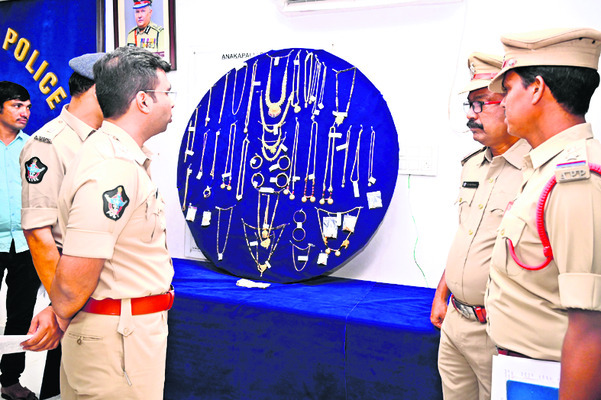 పట్టపగలే చుక్కలు చూపిస్తారు.. 1