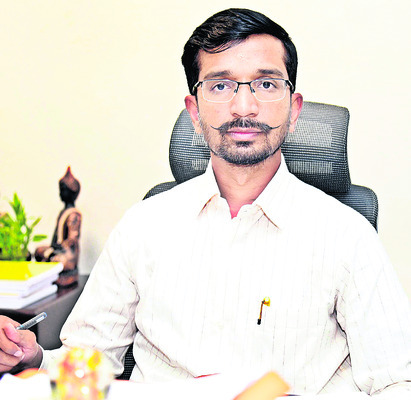ఉన్నతాధికారుల పేరుతో నకిలీ ఖాతాలు 1
