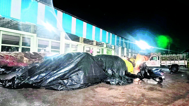 నష్టం మిగిల్చిన వాన..5